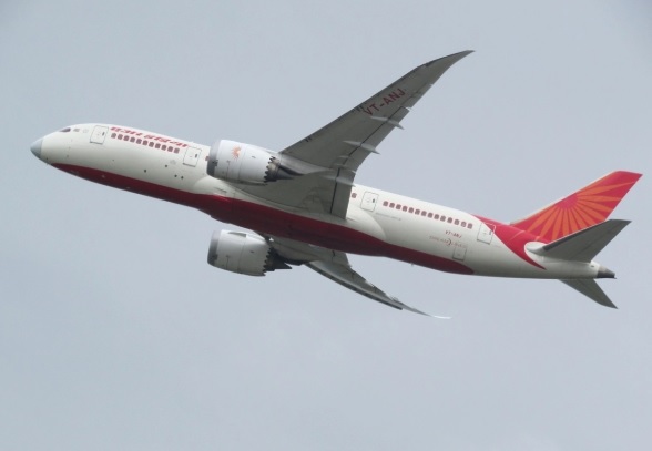 பாதிவழியில் திரும்பி அழைக்கப்பட்ட விமானம்- விமானிக்கு கொரோனா உறுதி