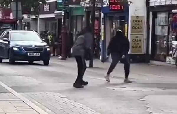 திருப்பாச்சி வாளோடு லண்டன் தெருவில் கறுப்பின காடையர்:  வீதியில் மக்கள் பதறியடித்து ஓட்டம்