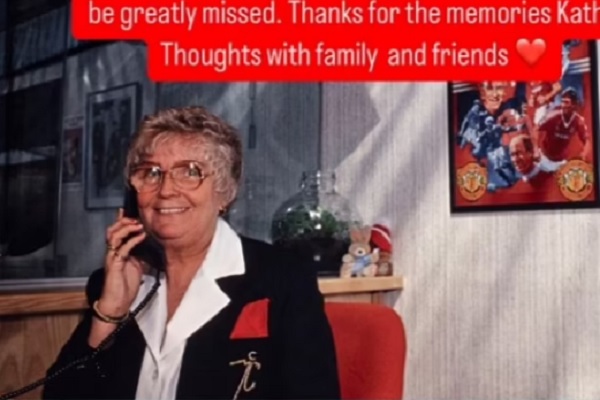 டெலிபோன் ஆன்சர் செய்யும் சாதாரண பெண் ஆனால் பிரித்தானிய அரச குடும்ப இறுதி மரியாதை போல கிடைத்தது எப்படி