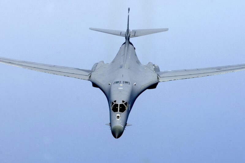 US Deploys B-1B Bombers to Japan : ஜப்பானில் பயங்கர B-1B குண்டுவீச்சு விமானங்களைக் குவித்த அமெரிக்கா!