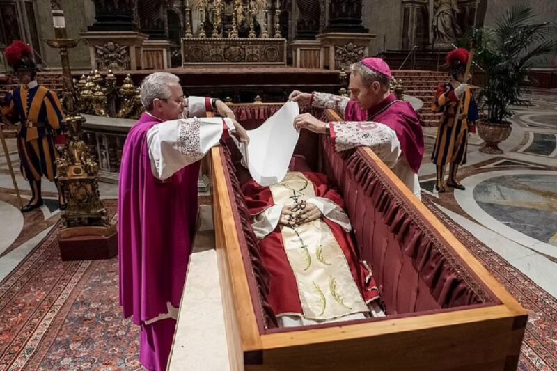 vatican release images of pope in open cascade: போப் ஆண்டவரின் உடல் முதல் படம் வெளியிடப்பட்டது !