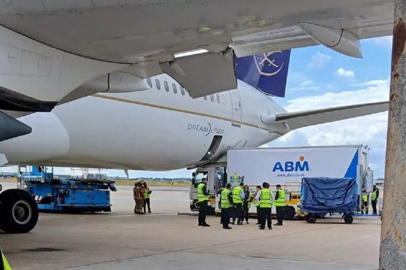 சவுதி விமானம் மேல் லாரி மோதியது- Heathrow விமான நிலையத்தில் பதற்றம் !