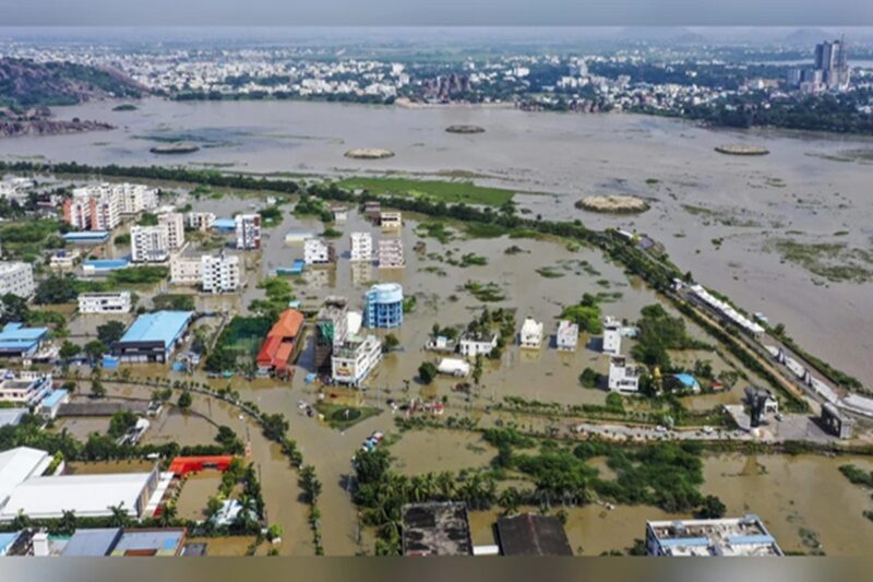 முக்கிய நதிகளின் நீர்மட்டங்கள் அதிகமாகவே இருப்பதால், கடுமையான வெள்ள அபாயம் தொடர்கிறது