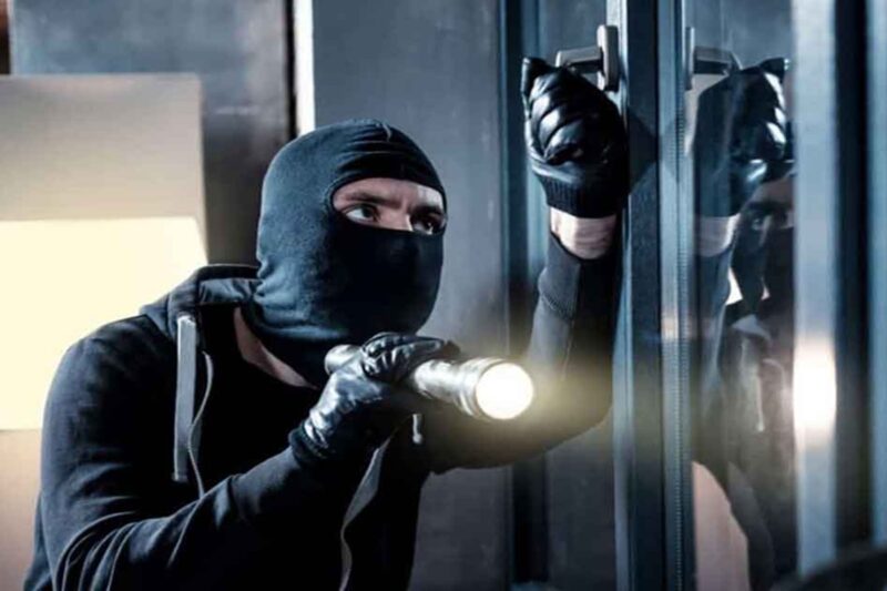 பகீர் சம்பவம்: “வீட்டில் 1 ரூபாய் கூட இல்லை, காசு வைக்கவும்!” – 4 பக்கக் கடிதம் எழுதிவிட்டுச் சென்ற திருடன்!