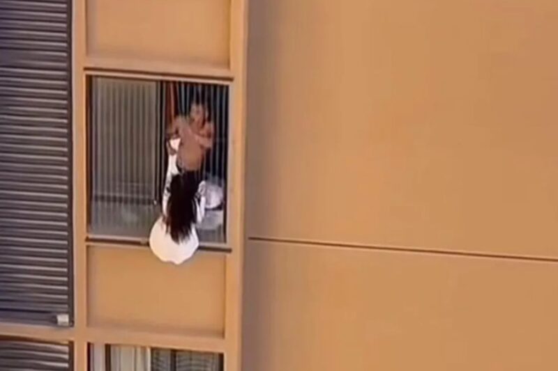 மனைவி வீடு திரும்பியதால், கள்ளக்காதலி: 10வது மாடியில் சாகச முயற்சி! (VIDEO)