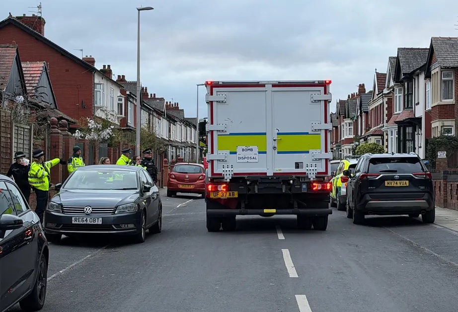 வெறும் 16 வயது பள்ளி மாணவனிடம் வெடி பொருட்கள்: Blackpoolலில் பெரும் பர-பரப்பு ! - Image 1 வெறும் 16 வயது பள்ளி மாணவனிடம் வெடி பொருட்கள்: Blackpoolலில் பெரும் பர-பரப்பு ! - Image 1