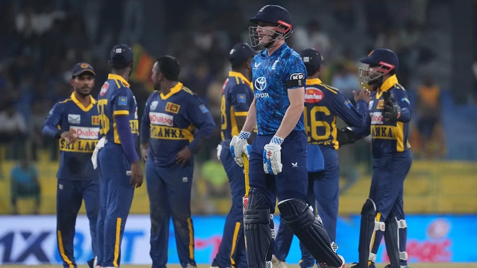 இங்கிலாந்தை வீழ்த்தியது இலங்கை: குசல் மெண்டிஸின் அதிரடி ஆட்டத்தால் வெற்றி! - Image 1 இங்கிலாந்தை வீழ்த்தியது இலங்கை: குசல் மெண்டிஸின் அதிரடி ஆட்டத்தால் வெற்றி! - Image 1