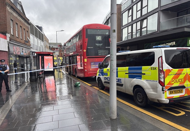 தமிழர்கள் அதிகம் வாழும் ஹரோவில் அடுத்த கத்திக் குத்து- பஸ்ஸுக்குள் நடந்த கொலைவெறி !