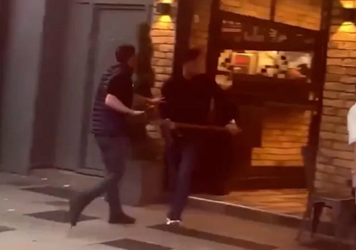 லண்டனில் உணவக ஊழியரை மண்வெட்டி மற்றும் கோடாரியுடன் துரத்திய கும்பல் – வீடியோ
