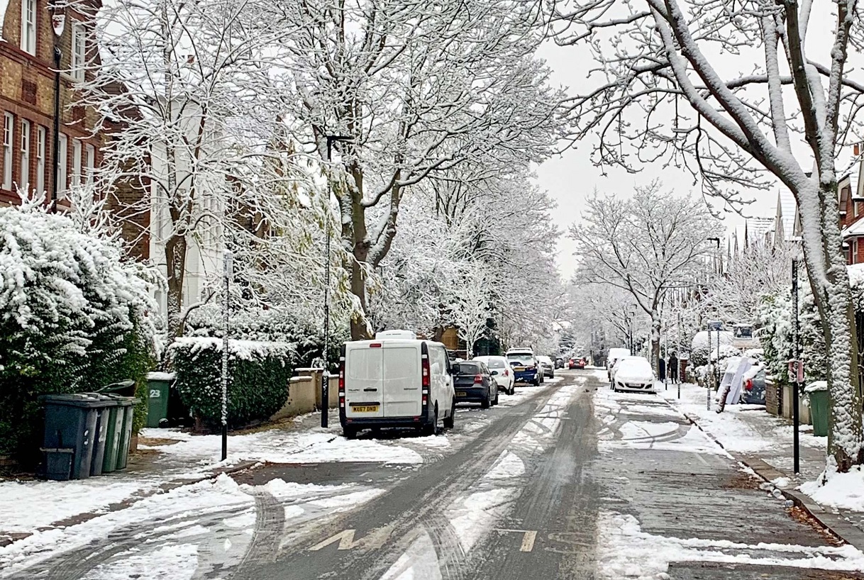 பிரிட்டனில் கடும் பனிப்பொழிவு: மஞ்சள் எச்சரிக்கை விடுப்பு மற்றும் 70-க்கும் மேற்பட்ட இடங்களில் வெள்ள அபாயம்