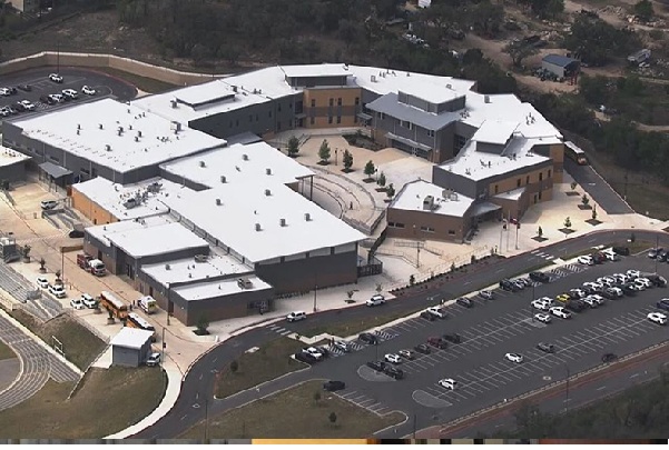 டெக்சாஸ் பள்ளி துப்பாக்கிச் சூடு: ஆசிரியரைச் சுட்டுவிட்டு மாணவன் தற்கொலை !