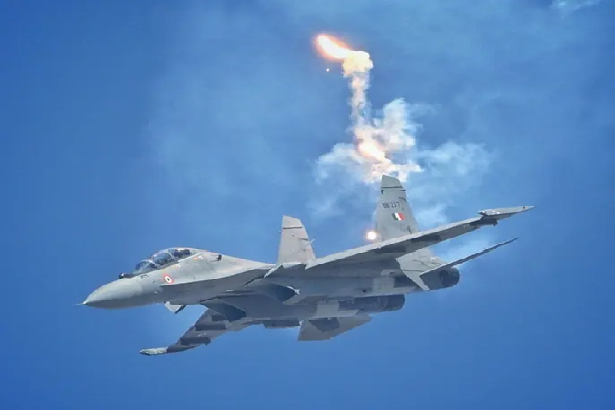 அசாமில் மாயமான இந்திய விமானப்படையின் சுகோய் போர் விமானம்: தேடுதல் பணிகள் தீவிரம்