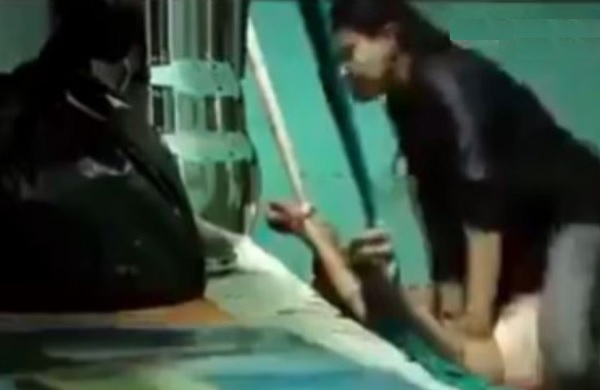 தனது தோழிகளோடு உல்லாசமாக இருக்க கணவரை டார்ச்சர் செய்த மனைவி: கதறிய கணவர் ! - Image 1 தனது தோழிகளோடு உல்லாசமாக இருக்க கணவரை டார்ச்சர் செய்த மனைவி: கதறிய கணவர் ! - Image 1