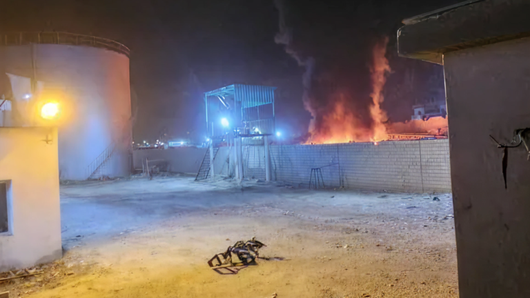 சவுதி – அமீரகம் இடையே மோதல்: யேமன் துறைமுகம் மீது அதிரடி வான்வழித் தாக்குதல். - Image 1 சவுதி – அமீரகம் இடையே மோதல்: யேமன் துறைமுகம் மீது அதிரடி வான்வழித் தாக்குதல். - Image 1