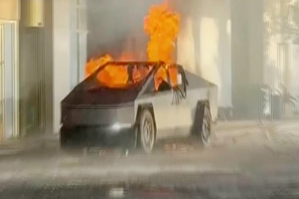 “அமெரிக்கா வீழ்ச்சியை நோக்கி செல்கின்றது” -விழித்துக்கொள்ளவேண்டிய தருணம் இது – டிரம்பின் ஹோட்டலின் முன்னால் வாகனத்தைவெடிக்கவைத்தவரின் கையடக்கதொலைபேசியில் குறிப்பு