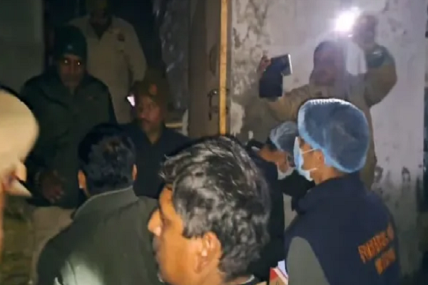 உ.பி.யில் மர்மம்! கட்டிலின் storage பெட்டியில் தம்பதி, 3 குழந்தைகள் என 5 பேரின் உடல்கள் கண்டெடுப்பு!