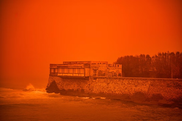 சிகப்பு நிறமாக மாறும் வானம் : வீட்டைவிட்டு வெளியேற வேண்டாமென எச்சரிக்கை