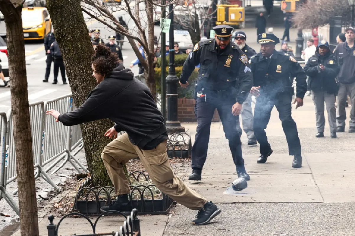 நியூயார்க் மேயரின் இல்லத்திற்கு வெளியே போராட்டம்: எரியும் பொருட்கள் வீசப்பட்டதால் பரபரப்பு - Image 1 நியூயார்க் மேயரின் இல்லத்திற்கு வெளியே போராட்டம்: எரியும் பொருட்கள் வீசப்பட்டதால் பரபரப்பு - Image 1