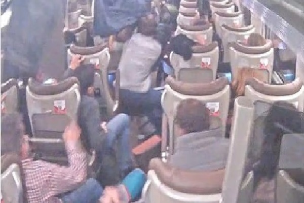 ஸ்பெயின் ரயில் விபத்து:130 மைல் வேகத்தில் சென்றபோது தடம் புரண்ட கொடூரம் – 46 உயிர்களைப் பலிவாங்கிய விபத்தின் பகீர் காட்சிகள்!