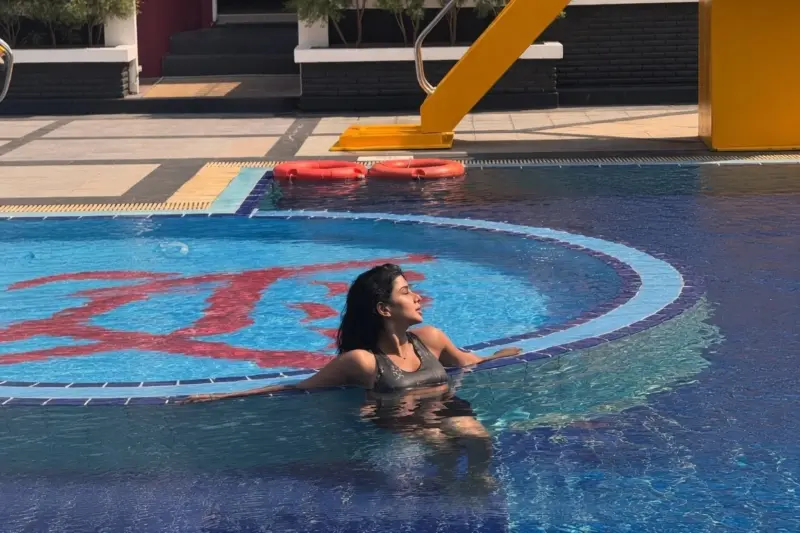 என்னால தாங்கவே முடியல- வெயிலுக்கு நீச்சல் குளத்தில் ஒதுங்கிய நடிகை பவித்ரா லட்சுமி