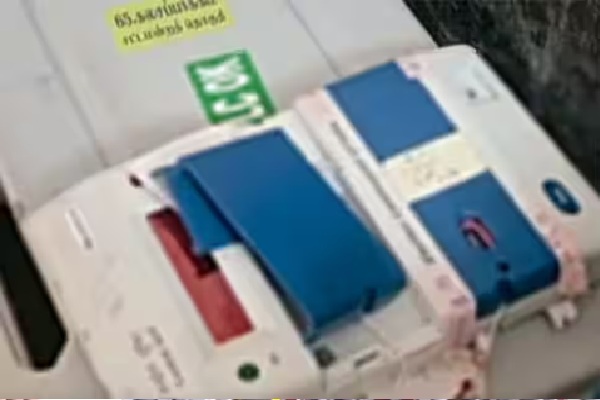 வாக்கு இயந்திரம் உடைப்பு: திருவண்ணாமலையில் தேர்தல் வன்முறை; வாக்குச்சாவடிக்குள் புகுந்து கும்பல் அட்டூழியம் !