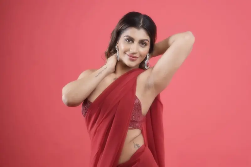 சிவப்புச் சேலையில் அனல் பறக்கும் யாஷிகா ..Photo-Shoot இது தான்