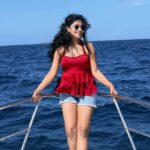 மாலத்தீவு நடுக்கடலில் உச்சகட்ட கவர்ச்சி: பவித்ரா லட்சுமியின் வெறித்தனமான போட்டோஷூட்