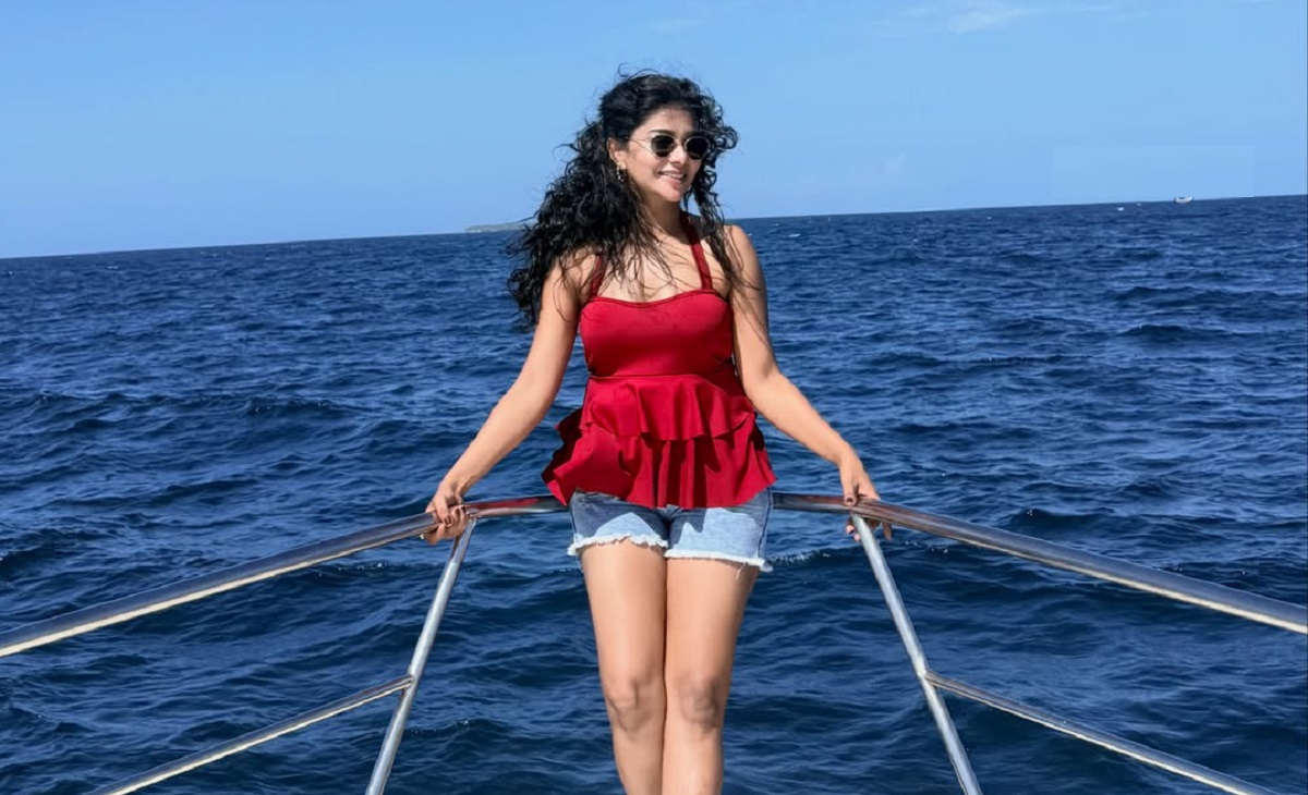 மாலத்தீவு நடுக்கடலில் உச்சகட்ட கவர்ச்சி: பவித்ரா லட்சுமியின் வெறித்தனமான போட்டோஷூட்