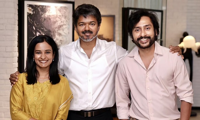 விஜயை ஆர்.ஜே.பாலாஜி நேரில் சந்தித்து நெகிழ்ச்சி வாழ்த்து!
